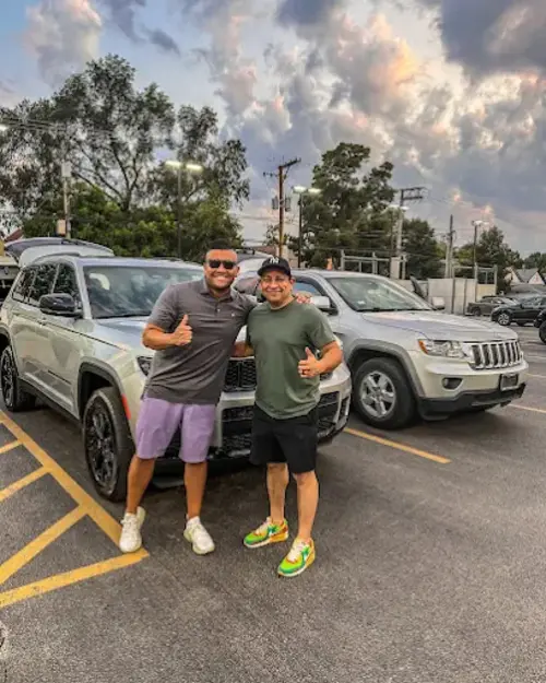 Two customers with a Jeep Grand Cherokee on the forecourt
